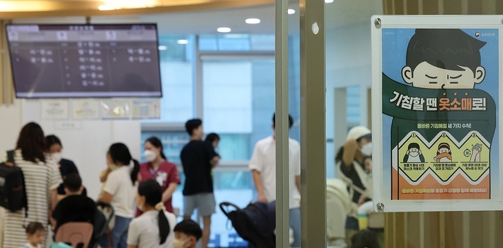 예년보다 이른 인플루엔자(독감) 유행이 이어지는 가운데 어린이와 임신부를 시작으로 국가예방접종이 시작된 21일 서울 성북구의 한 병원에서 어린이