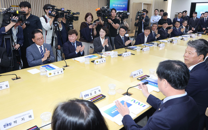 남종섭 경기도의회 의장과 추미애 경기도지사, 김민석 더불어민주당 당대표 등 참석자들이 21일 경기도 북부청사에서 열린 '경기도-더불어민주당 예
