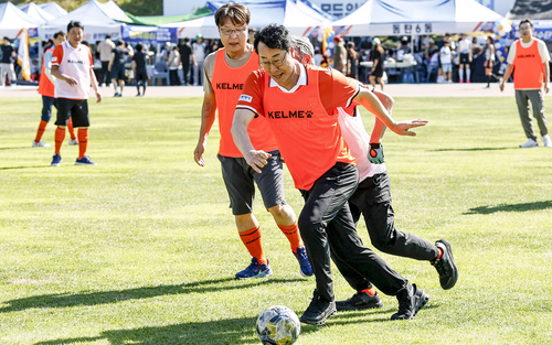 ▲ 정명근 화성시장이 '2026 화성시민 한마음 체육대회' 친선 축구경기에 참여해 공을 몰고 있다. 제공=화성시