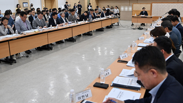 박찬대 인천시장이 21일 시청 대회의실에서 열린 '2026년 재정전략회의'를 주재하며 2027년도 예산편성 방향과 실·국별 핵심 투자계획을 논의하고 있