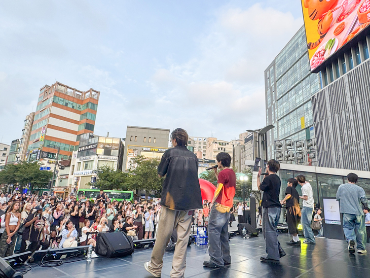 지난 7월 28일 서울 서대문구 현대백화점 신촌점 유플렉스 앞 스타광장에서 고객들이 '엔카이브' 무대를 관람하고 있다. 사진=현대백화점
