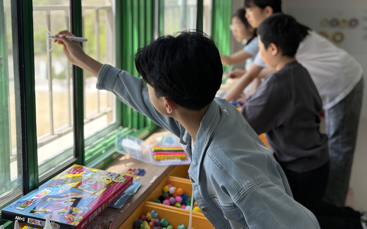 성남문화예술교육센터에서 시범 운영된 '프로젝토리 성남'에 참여한 청소년들이 창작활동을 하고 있다. 제공=성남시