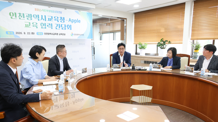 도성훈 인천시교육감(가운데)이 22일 인천시교육청 교육감실에서 애플 코리아 관계자들과 '읽걷쓰AI'를 비롯한 인간 중심 인공지능(AI) 교육 협력 방
