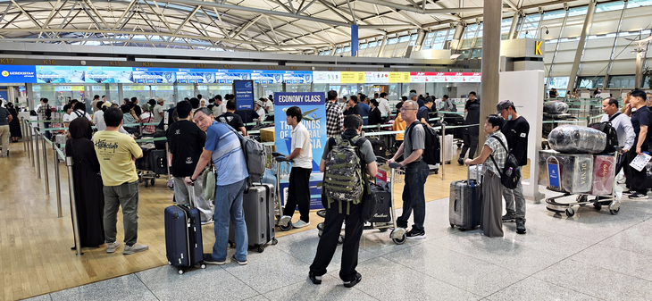 인천국제공항 이용객들이 줄지어 서있는 모습. 사진=박규빈 기자