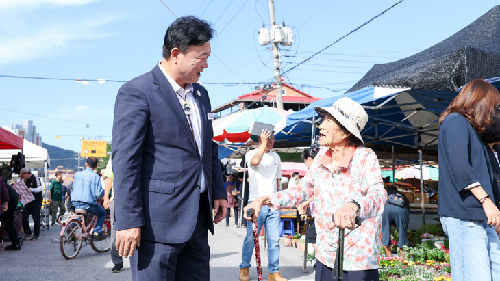 성수석 이천시장이 추석 명절을 앞두고 관고전통시장을 찾아 시민과 대화를 나누며 시장 현장을 살펴보고 있다. 제공=이천시
