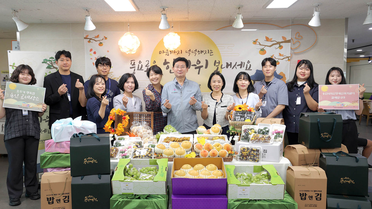 이상일 용인시장(가운데)이 22일 추석을 앞두고 처인장애인복지관을 방문해 위문품을 전달한 뒤 시·복지관 관계자들과 기념촬영을 하고 있다. 제공=용