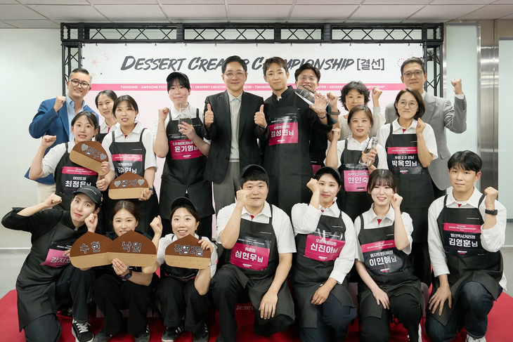 '2026 투썸플레이스 디저트 크리에이터 챔피언십' 결선 진출자들이 지난 22일, 기념 촬영을 하고 있다.