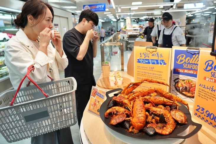 롯데마트·슈퍼, 고객이 신상품 평가하는 '파일럿 키친' 가동