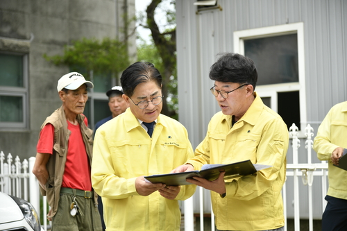 이기형 김포시장(왼쪽) 상습 침수 구역 '신곡지구' 점검