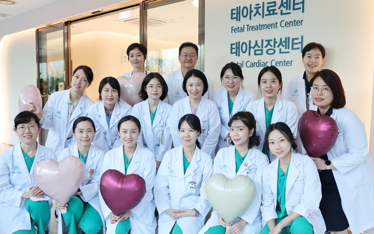 이미영 태아심장센터소장(뒷줄 왼쪽), 원혜성 태아치료센터소장(뒷줄 오른쪽)을 비롯한 의료진이 태아심장센터 개소를 기념해 단체사진을 찍고  있다.