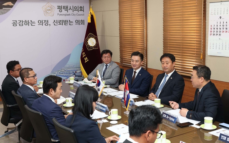 최재영 평택시의회 의장과 시의원들이 28일 의장실에서 쿠언 폰러타낙 주한 캄보디아 대사, 소분나 영사 등 관계자들과 교육·인적 교류 확대 방안을