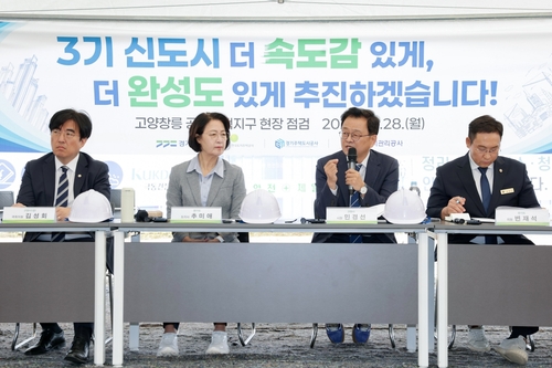김성회 국회의원, 추미애 경기도지사, 민경선 고양특례시장, 변재석 경기도의회 의원(왼쪽부터)