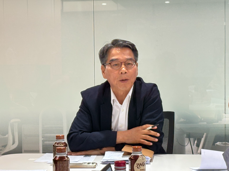 박현동 한국석유유통협회 상근부회장이 29일 서울 역삼동에 위치한 협회 본부에서 기자간담회를 열고 기자들에게 설명하고 있다. 사진=정승현 기자
