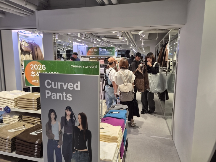 관광객들이 무신사 스탠다드 명동중앙점 내부를 둘러보고 있다. 사진=여헌우 기자.