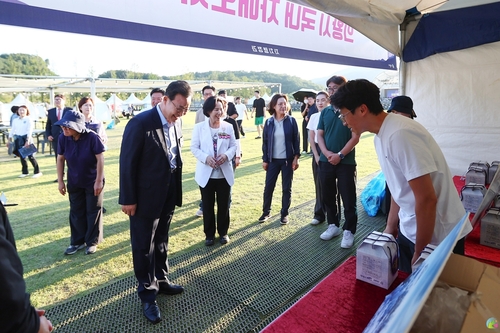 김성제 의왕시장(왼쪽) 2026년 백운호수축제 자매도시 무주군 홍보부스 격려방문