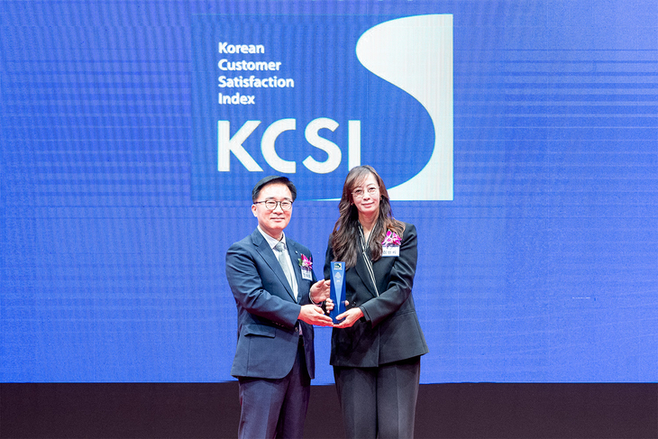 지난 30일 서울 중구 신라호텔에서 진행된 '2026 한국산업의 고객만족도(KCSI)' 시상식에서 심병희 코웨이 마케팅본부장(사진 오른쪽)과 한수희 한국능