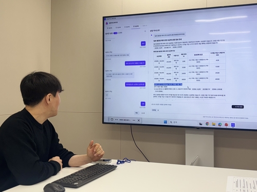 30일 서울 금천구 LG가산디지털센터에서 기자가 LG유플러스의 'AI 상담어드바이저'를 직접 체험하고 있다. AI 상담어드바이저는 고객과의 대화를 실시