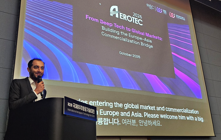 제2회 국제우주항공기술대전(AEROTEC 2026) 글로벌 우주 산업 컨퍼런스에서 패트릭 카펠 프랑스 HEC 파리 딥 테크 센터 우주 분야 책임자가 발언 중인 모습.