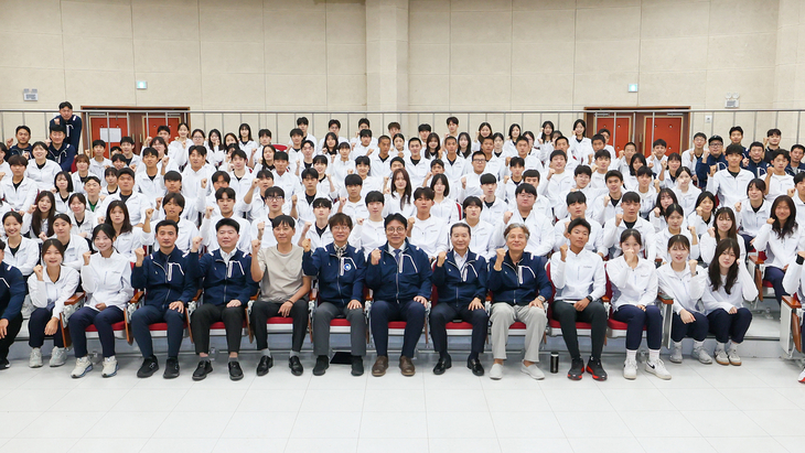 도성훈 인천시교육감과 제107회 전국체육대회에 참가하는 인천체육고등학교 선수단이 28일 학교에서 선전을 다짐하며 기념촬영을 하고 있다. 제공=인