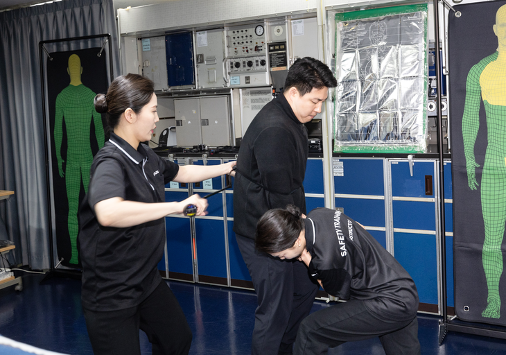 대한항공 객실 훈련원에서 교관들이 거동 수상자를 제압하는 훈련을 하는 시범을 보이고 있다. 사진=대한항공