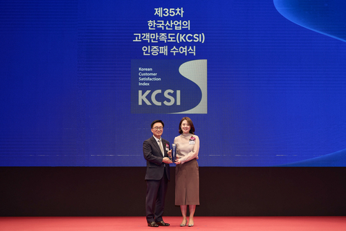 한수희 한국능률협회컨설팅 대표이사(왼쪽)와 이혜연 SK텔레콤 고객가치혁신실장이 서울 중구에서 열린 한국산업의 고객만족도(KCSI) 인증패 수여식에