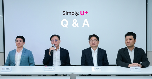 LG유플러스가 30일 서울 금천구 LG가산디지털센터에서 'AI 네이티브 컨택센터' 전략을 공개한 뒤 기자들의 질문에 답하고 있다. 왼쪽부터 정영훈 기업