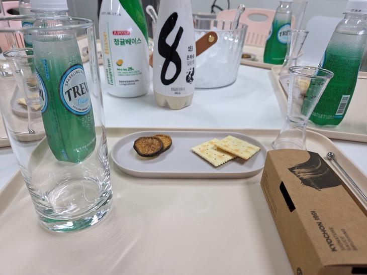 막걸리 하이볼은 은하수 깊은밤을 베이스로 청귤청(청귤베이스)과 탄산수를 넣어 완성한다. 사진=송민규 기자