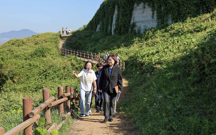 손화정 영종구청장이 지난 29일 관계 공무원들과 예단포 둘레길을 찾아 계단 보수공사 준공에 따른 시설물과 보행환경을 점검하고 있다. 제공=영종구