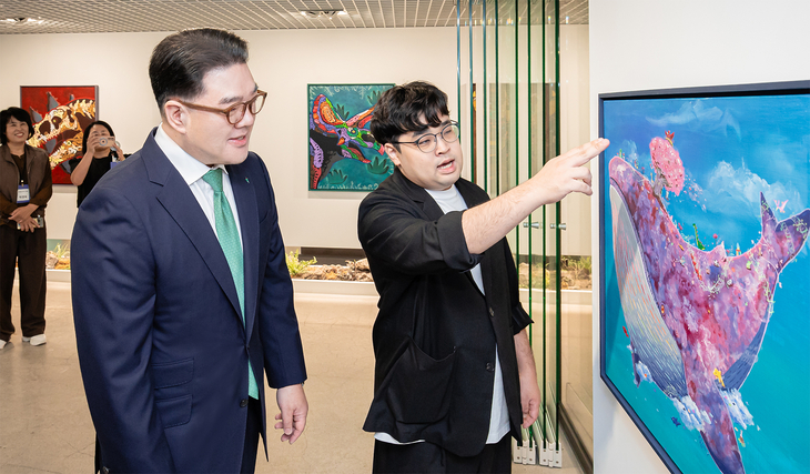 '하나에서 만나ZOO' 오프닝 행사에 참석한 이은형 하나금융그룹 부회장(왼쪽)이 조태성 작가로부터 직접 작품 설명을 듣고 있다.