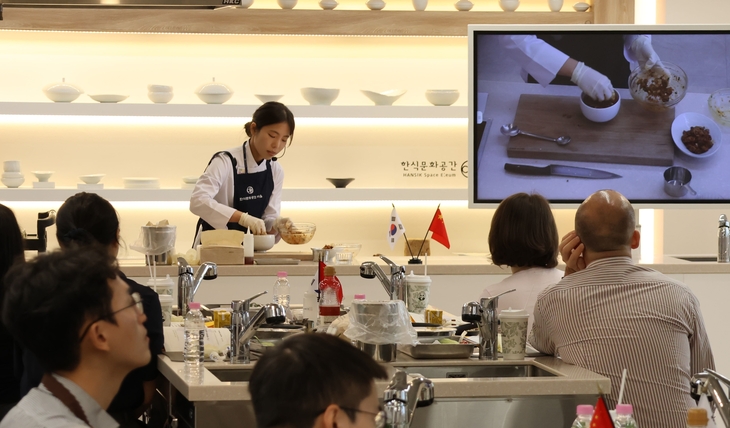 한식진흥원이 주한중국문화원과 함께 매운맛을 주제로 한 한·중 음식문화 교류 행사 'Spice Without Borders: Korea × China – A Journey through Spicy Flavors'를 열