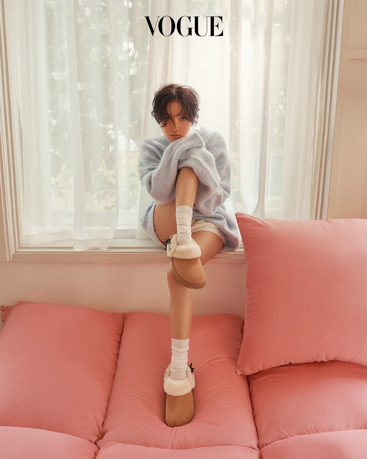크록스, 화사와 'Make it Cozy' 겨울 캠페인 공개