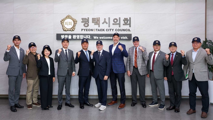 최재영 평택시의회 의장과 시의원, 데이비드 오버튼 애니라이트 스쿨 이사장 등 관계자들이 1일 평택시의회에서 간담회를 가진 뒤 기념촬영을 하고 있