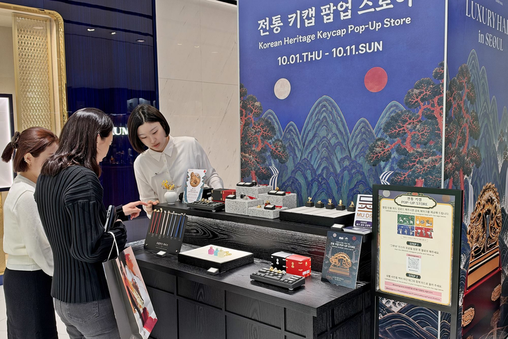 고객들이 국새 키캡 키링을 보고 있다. 사진=한화갤러리아