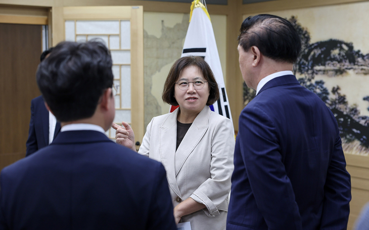 손화정 영종구청장이 지난달 30일 '대한항공 항공정비(MRO) 클러스터 조성 및 상생을 위한 투자·입주 협약'과 관련해 관계자들과 의견을 나누고 있다