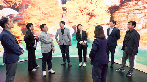 용인시의회 의원연구단체 '용인형 컬처노믹스Ⅲ' 회원들이 춘천시 공연예술 창업지원센터를 방문해 관계자로부터 시설 운영과 공연예술 분야 창업
