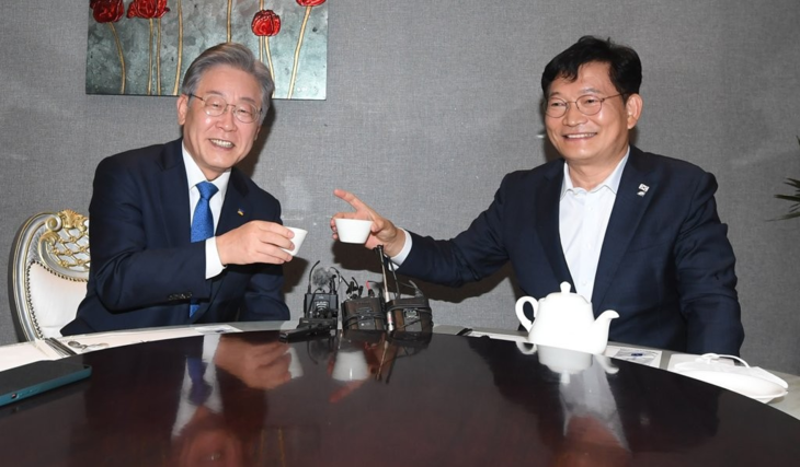 이재명 대통령과 송영길 더불어민주당 의원.