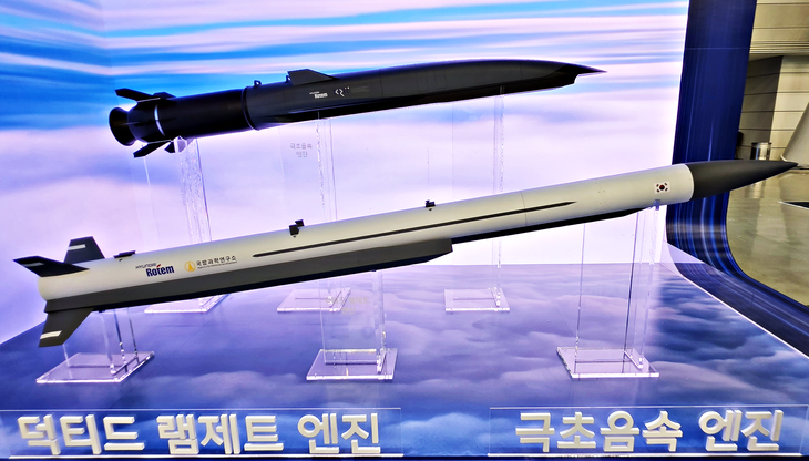 현대로템의 덕티드 램제트 엔진이 적용된 장거리 공대공 유도탄과 극초음속 엔진이 탑재된 지상·해상 표적 타격용 미사일 목업. 사진=박규빈 기자