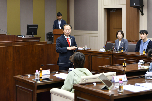 서과석 포천시의회 의장 2일 모의의회 프로그램 참여한 청성초등학교 학생 격려
