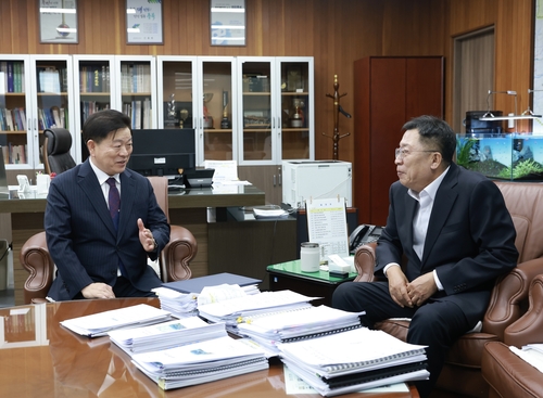 박승원 광명시장-이상천 제천시장(오른쪽) 2일 교류-협력 방안 논의