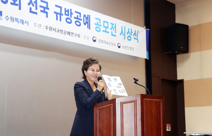 수원특례시의회 의장이 3일 수원화성박물관 앞광장에서 열린 '2026 수원꼬치페스타' 개막식에서 축사를 하고 있다.