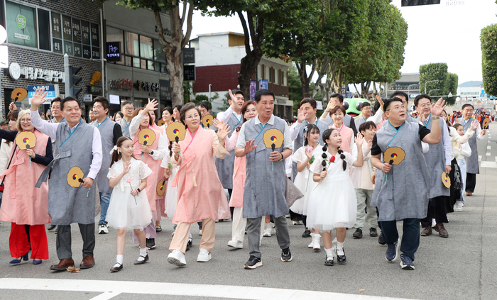 수원특례시의회, 제63회 정조대왕 능행차 공동재현서 애민정신과 수원 역사 되새겨