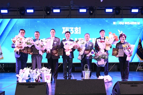 조용익 부천시장(왼쪽 네번째) 2일 '제3회 부천시 시민대상' 수상자 시상