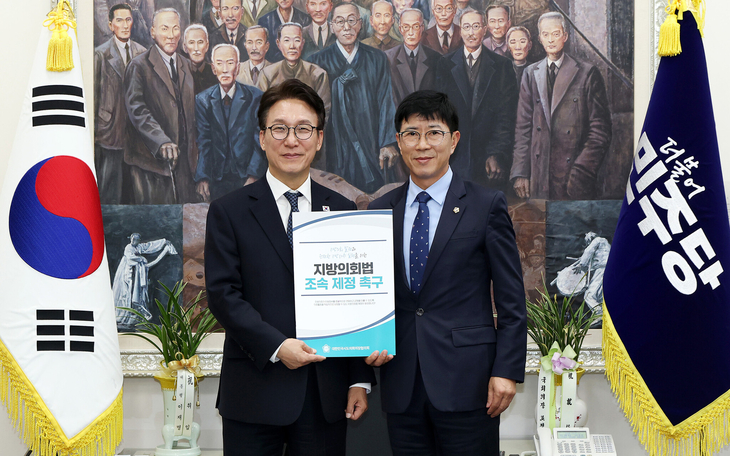 박종혁 인천시의회 의장(오른쪽)이 국회 더불어민주당 당대표실에서 김민석 당대표에게 '지방의회법 조속 제정 촉구' 건의서를 전달하고 기념 촬영