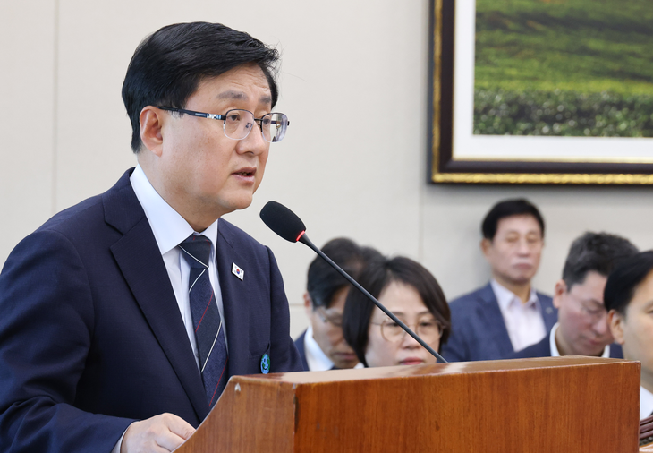 김성환 기후에너지환경부장관이 6일 국회에서 열린 기후에너지환경노동위원회 국정감사에서 업무보고하고 있다
