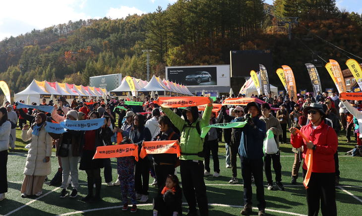 지난해 진행된 제1회 운탄고도 소원의 길 트레킹 행사 참석자들이 기념사진을 찍고 있다. 사진=강원랜드