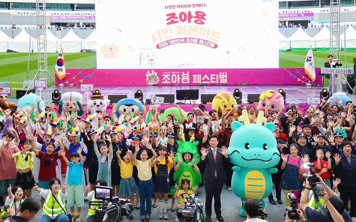 이상일 용인시장이 3일 미르스타디움에서 열린 '2026 대한민국 조아용 페스티벌'에서 조아용을 비롯한 캐릭터와 참가자들과 함께 기념촬영을 하고