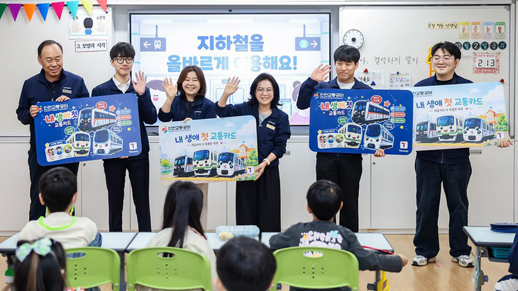 인천교통공사 관계자들이 2일 초등학교를 찾아 1학년 학생들에게 '내 생애 첫 교통카드'와 카드케이스를 전달하고 도시철도 이용방법을 안내하고