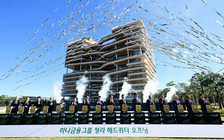 박찬대 인천시장과 김종철 인천경제청장, 함영주 하나금융그룹 회장 등 참석자들이 2일 청라에서 열린 '하나금융그룹 청라 헤드쿼터 오프닝 행사'