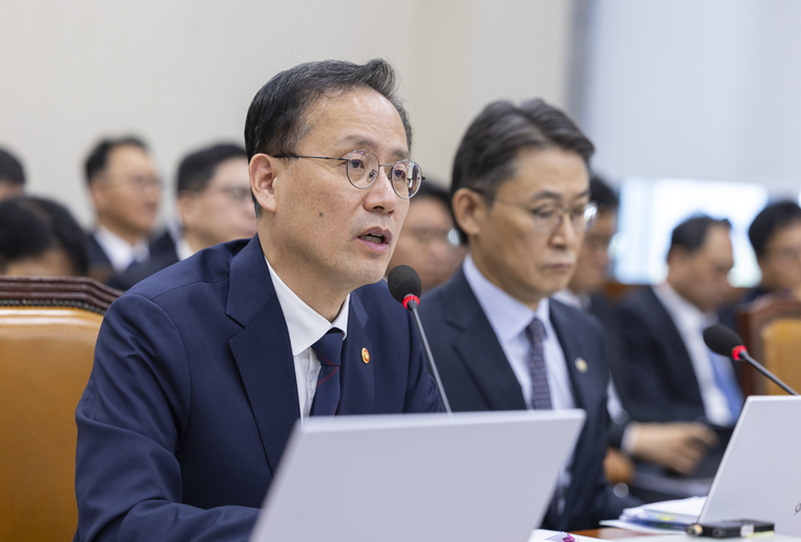 주거 안정 관련 대책 질의에 답하는 이형일 부총리