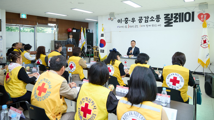 이충우 여주시장이 지난 1일 대한적십자사봉사회 여주시협의회 사무실에서 열린 '이·충·우 공감소통 릴레이'에서 회원들의 건의사항과 의견을 듣